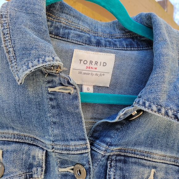 Torrid DENIM TRUCKER JACKET Light Blue Wash 0X - Picture 5 of 12